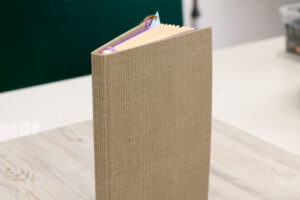 Блокнот в книжном переплете с гибкой обложкой (кожзам)