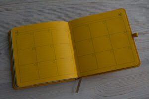 Желтый квадратный ежедневник