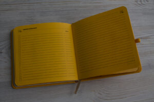 Желтый квадратный ежедневник