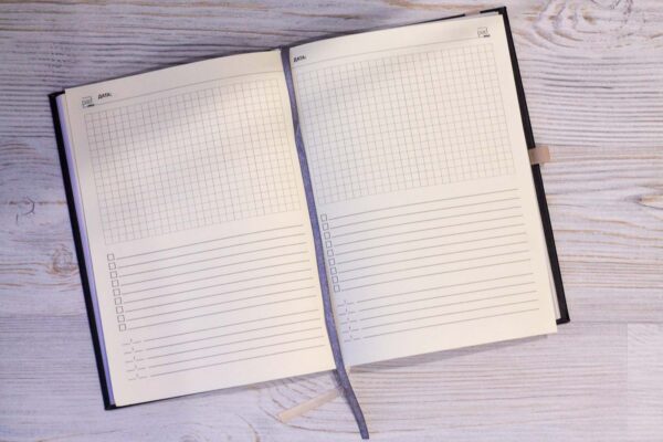 Ежедневник со списком задач, местом для записи встреч и заметок (А5)